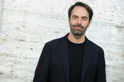 Neri Marcorè si tuffa negli anni '80: "Ma mi devo separare da Anna Valle"