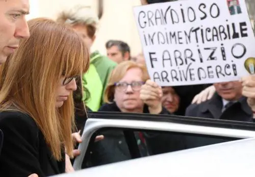 La follia social che ci obbliga al lutto pubblico