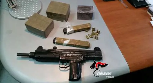 Napoli, nelle scale del palazzo spunta una mitraglietta Uzi