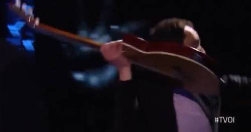 The Voice, eliminato dai giudici spacca la chitarra: "Penso che sia una m..."