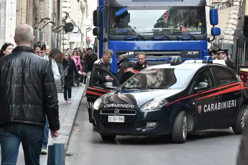 Roma, un tir turco "buca" la sicurezza e arriva fino a via del Corso
