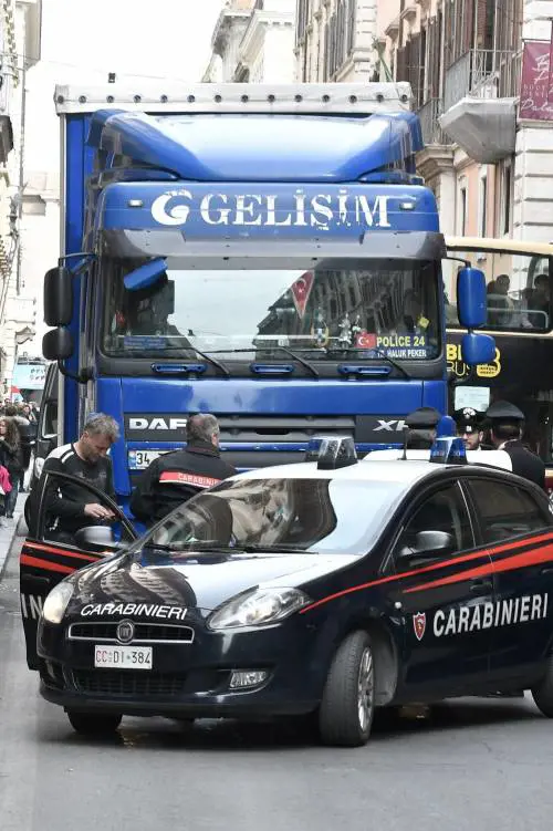Roma, tir turco in via del Corso: fermato per controlli