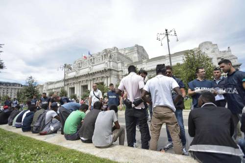 Milano, bottiglie contro due poliziotti: così migranti difendono pusher