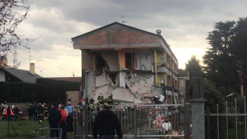 Crolla palazzina nel Milanese: nove persone estratte vive dalle macerie