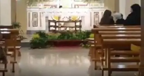 Puglia, un agnello legato bela disperato al santuario di Latiano