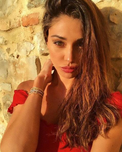 Belen Rodriguez baciata dal sole