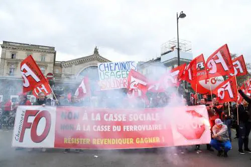 La Francia sfida Macron. Scioperi e cortei contro riforma trasporti