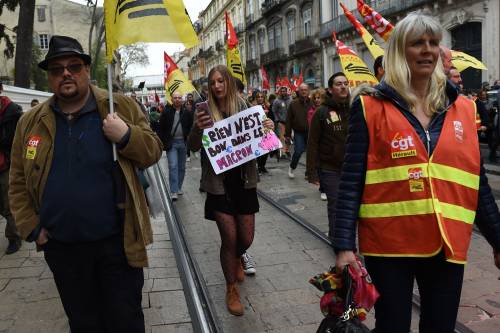 Francia, cortei a Parigi contro riforma trasporti