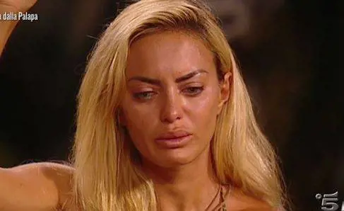 Isola dei Famosi, insulti a Elena e Rosa: "Non voglio avere niente a che fare con queste due pu..."