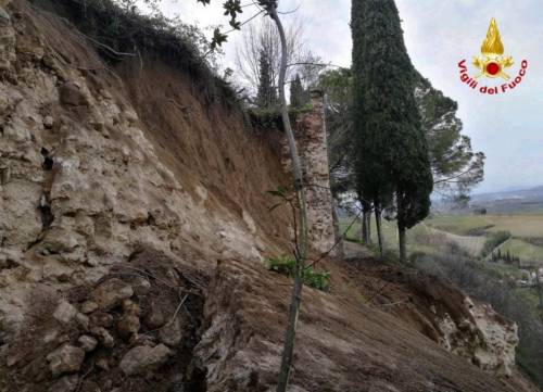 San Gimignano, crolla pezzo di mura medievali