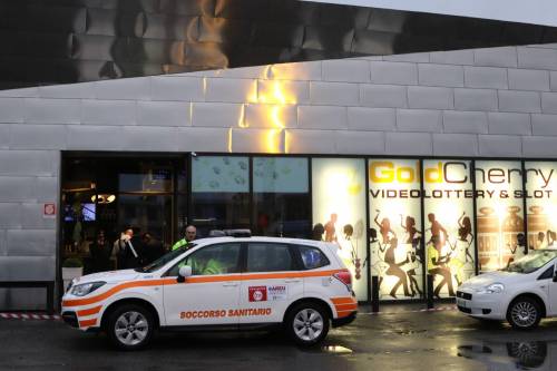 Tempesta di fuoco nella sala slot machine: freddata una coppia. Caccia aperta al killer