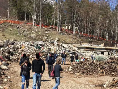 Pasquetta a Rigopiano, "turisti del macabro" tra le macerie
