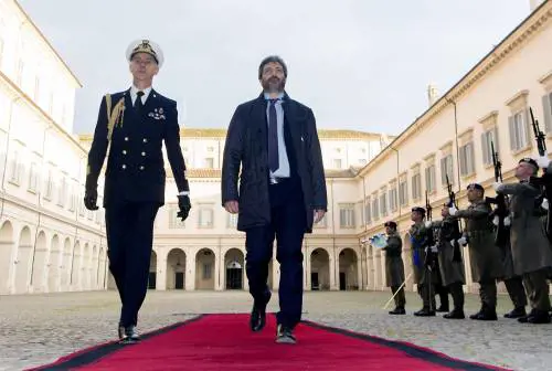 Caduta di stile di Fico: sfila davanti ai militari con la giacca sbottonata