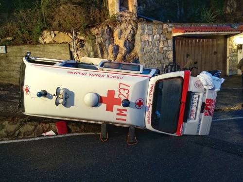 Sanremo, ambulanza si ribalta al rientro dall'ospedale