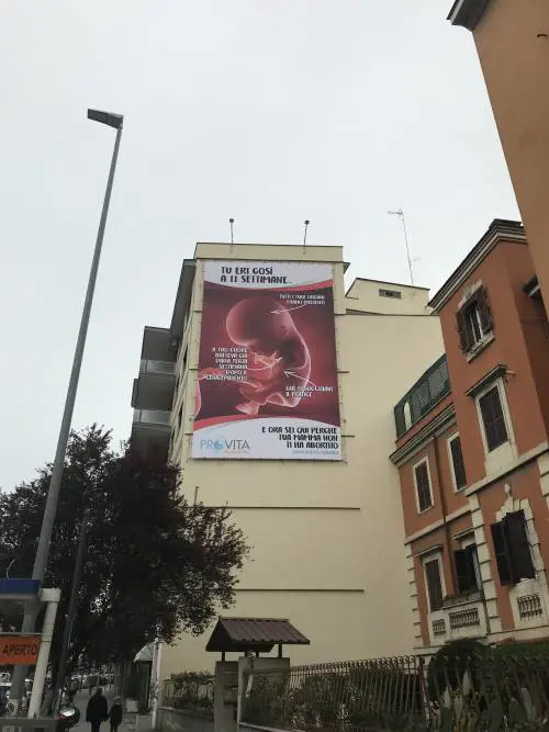 Roma scoppia la polemica sul manifesto anti aborto