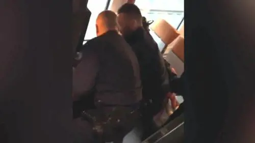 Francia, la polizia scaraventa giù dal treno la migrante incinta