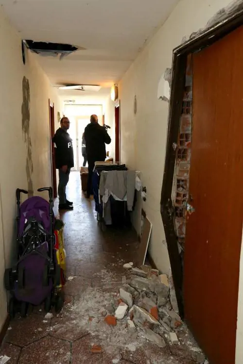 Sgomberato residence dell'illegalità pieno di stranieri e clandestini