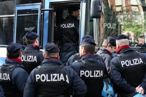 Via Cavezzali, blitz all'alba dentro il fortino della droga