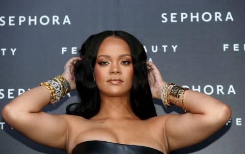 Rihanna hot, il corpetto è esplosivo