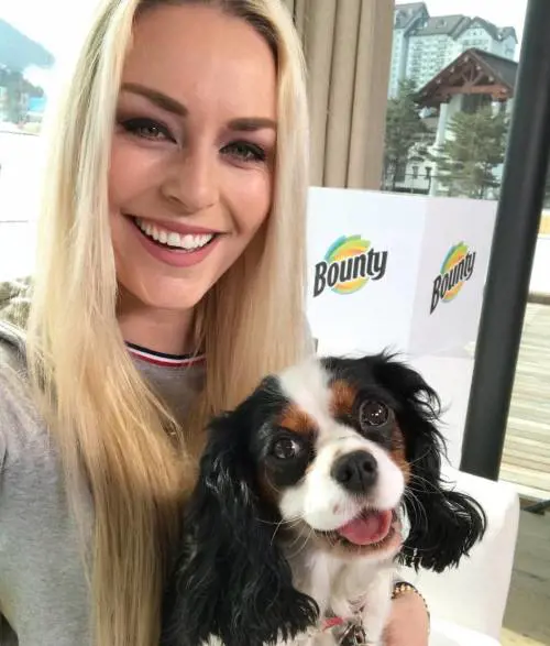 Lindsey Vonn sexy con la parrucca rosa
