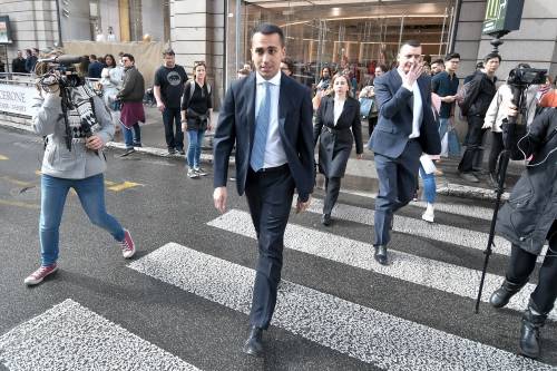 Di Maio resta solo. Raccoglie 2 di picche in Europa e in Italia