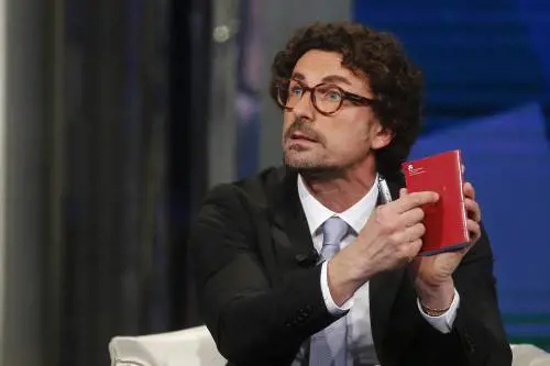 Toninelli fa il fenomeno con i tagli degli altri