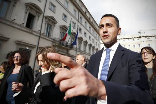 Le trame rosse di Di Maio per fare il governo col Pd: "Basta farci la guerra"