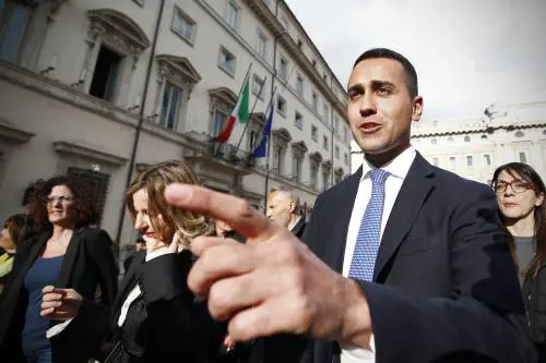 Di Maio strizza l'occhio al Pd: "Sotterriamo l'ascia di guerra"