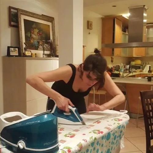 Elisa Isoardi e le foto mentre stira le camicie