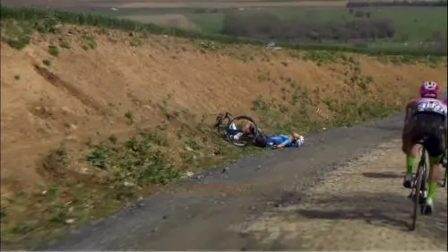 Paura alla Parigi-Roubaix: massaggio cardiaco a un corridore