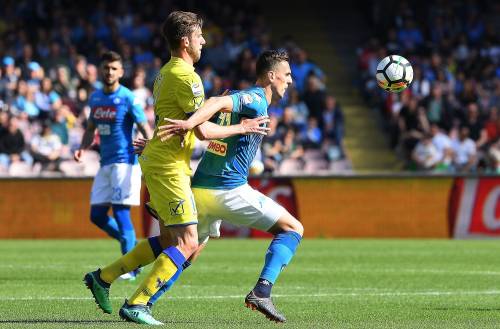 Serie A, il Napoli vince al 93' contro il Chievo. Azzurri a meno 4 dalla Juventus