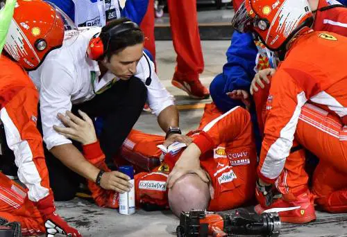 Bahrain, meccanico Ferrari investito da Raikkonen: "Frattura a tibia e perone"