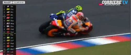 Marquez fa cadere Rossi. Lo spagnolo si scusa, ma il box Yamaha lo caccia