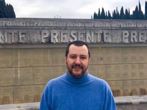 Salvini al sacrario militare: "Prego per i soldati morti in difesa delle frontiere"