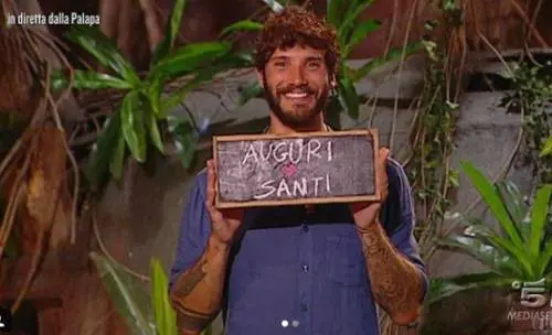 Isola dei Famosi, Stefano De Martino si commuove facendo gli auguri al figlio