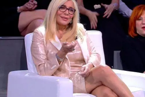 Isola dei Famosi, Bossari alla Venier: "Quando accavalli le gambe si vede tutto"