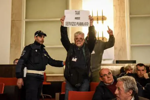 Ora spot sui taxi regolari e controlli contro gli abusivi