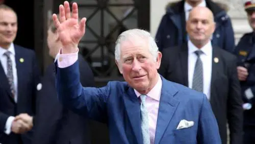 "Non sembra di Manchester". L'ultima gaffe del principe Carlo sul colore della pelle della scrittrice