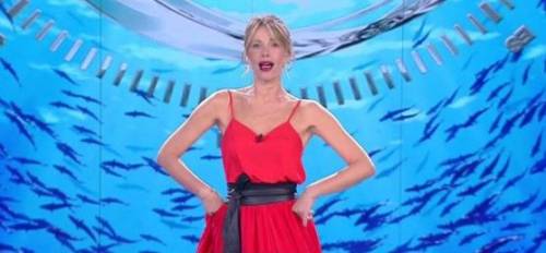 Isola dei Famosi, la Gialappa punge la Marcuzzi: "Hai fatto figli con mezza Italia"