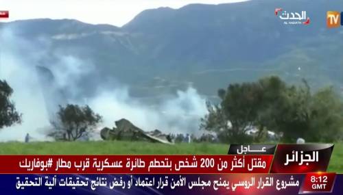 Aereo militare con 200 persone a bordo si schianta su un'autostrada in Algeria