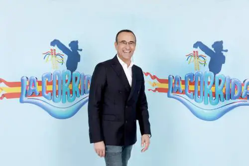 "Spero che nessun bianco si offenda": la frecciata di Carlo Conti