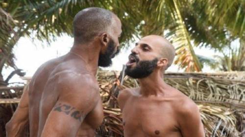 Isola dei Famosi, rissa sfiorata tra Amaurys e Jonathan: "Questa è omofobia"