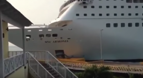 Msc Armonia, paura per 1800 passeggeri. La nave va a sbattere contro il molo