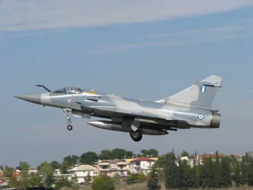 La Francia consegna a Kiev i primi caccia Mirage 2000: "Difenderanno i cieli dell'Ucraina"