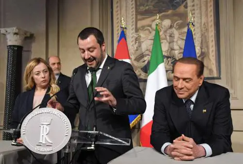 Lo show di Silvio e la prima volta da leader "defilato"