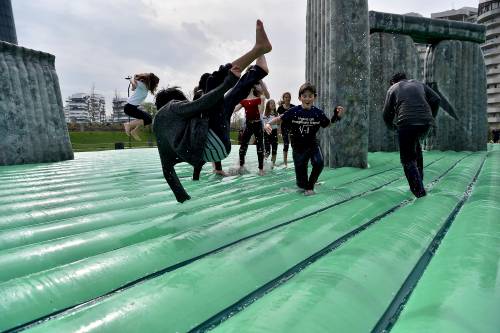 La Stonehenge gonfiabile all'ombra dei grattacieli. La moda dell'arte fast food