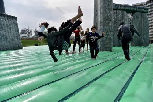 La Stonehenge gonfiabile all'ombra dei grattacieli. La moda dell'arte fast food
