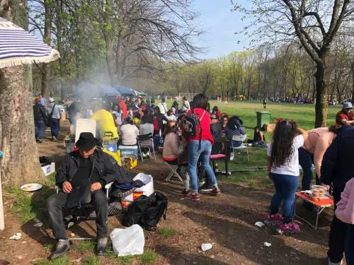 Gli abusivi al Parco Lambro ora fanno servizio al tavolo