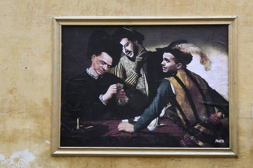 Berlusconi, Salvini e Di Maio come ne "I Bari" di Caravaggio