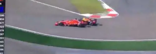 Formula Uno, Verstappen tampona Vettel e rovina la gara